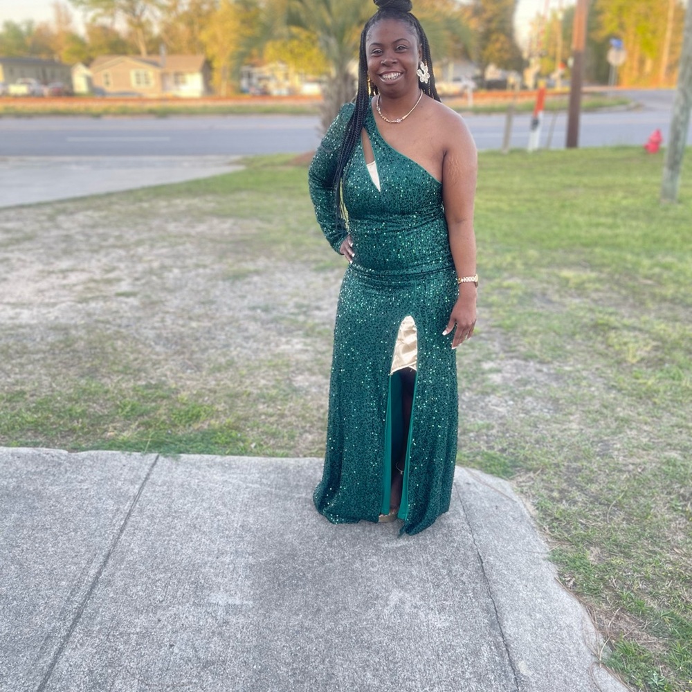 Dress size is a 8/10 only wore 1 time.